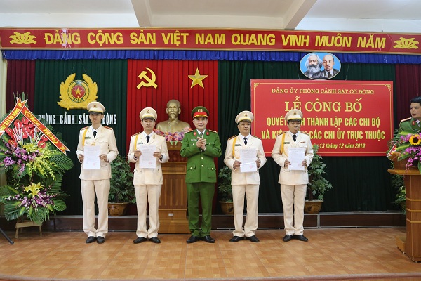 Đại tá Vũ Minh Sơn – Bí thư Đảng ủy – Trưởng phòng PK02 trao các Trang chủ chính thức QQ88 | Đăng ký , Đăng nhập
