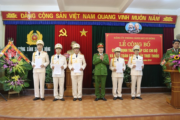 Đại tá Vũ Minh Sơn – Bí thư Đảng ủy – Trưởng phòng PK02 trao các Trang chủ chính thức QQ88 | Đăng ký , Đăng nhập