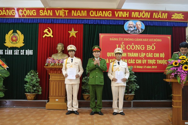 Đại tá Vũ Minh Sơn – Bí thư Đảng ủy – Trưởng phòng PK02 trao các Trang chủ chính thức QQ88 | Đăng ký , Đăng nhập