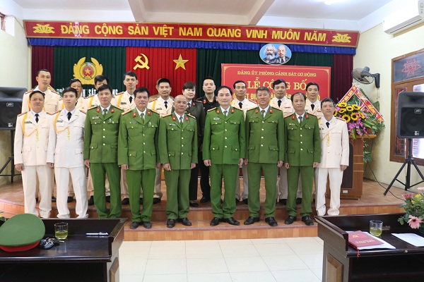 Các đồng chí trong các Chi bộ chụp ảnh lưu niệm cùng Đảng ủy, lãnh đạo phòng PK02