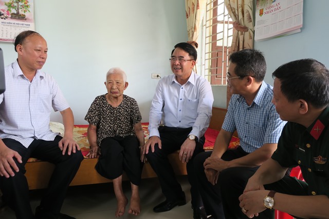 Lãnh đạo thành phố trò chuyện cùng Mẹ Việt Nam Anh hùng Trần Thị Hay Lãnh đạo thành phố trò chuyện cùng Mẹ Việt Nam Anh hùng Trần Thị Hay