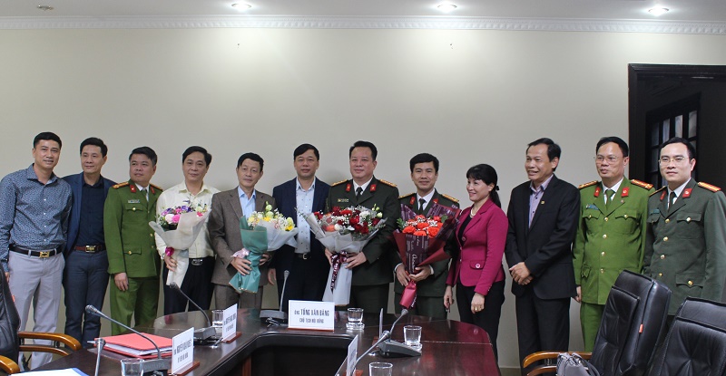 Hội đồng nghiệm thu đề tài tặng hoa chúc mừng Ban chủ nhiệm đề tài