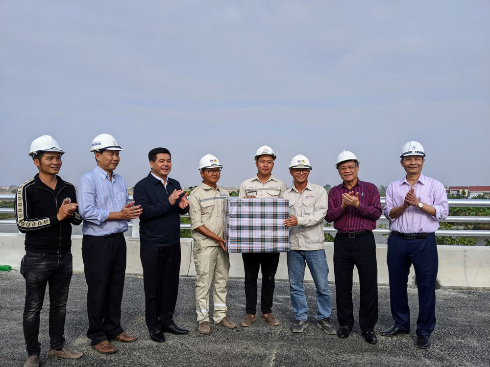 Lãnh đạo 2 địa phương tặng quà, động viên nhà thầu thi công
