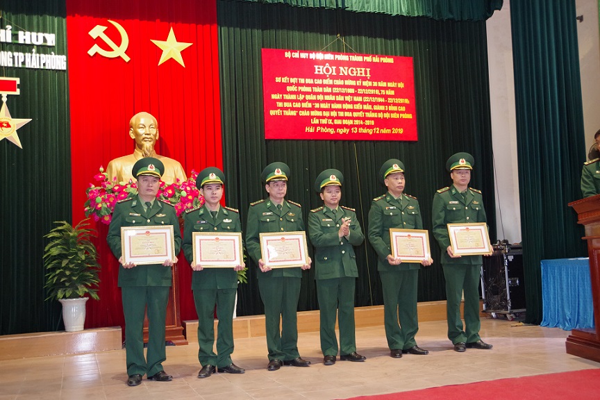 Lãnh đạo Bộ Chỉ huy BĐBP thành phố trao thưởng cho các tập thể, cá nhân