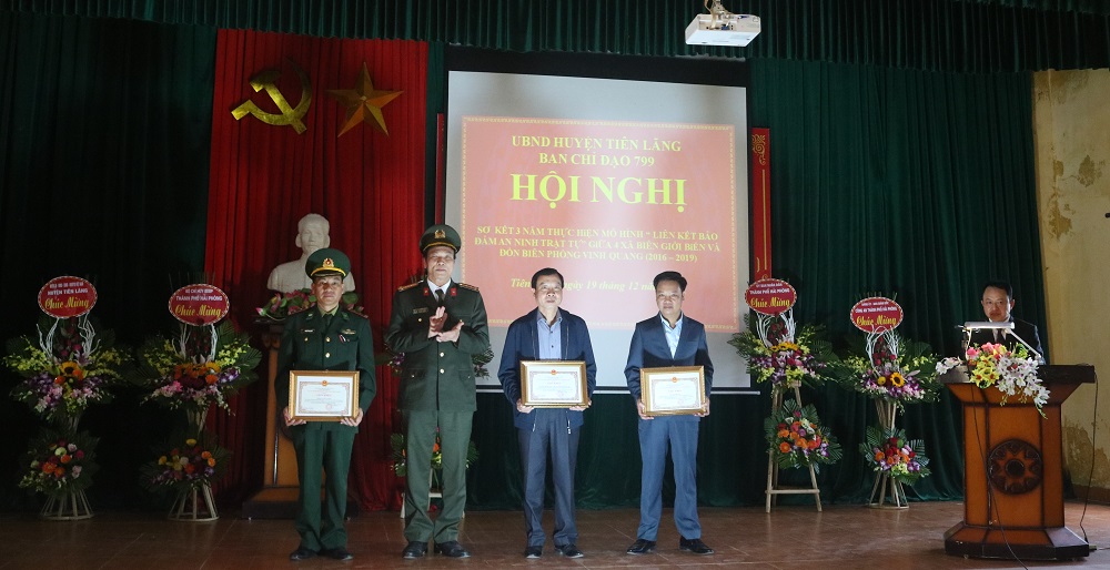 Đại tá Nguyễn Hạnh Phúc trao giấy khen của Cục V05- Bộ QQ8894 casino trực tuyến tặng 3 tập thể, cá nhân có thành tích trong thực hiện mô hình