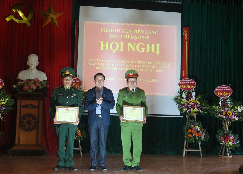 Đồng Chí Trần Đình Vịnh- Chủ tịch UBND huyện Tiên Lãng trao bằng khen của Chủ tịch UBND TP tặng 2 tập thể có thành tích xuất sắc trong thực hiện mô hình 