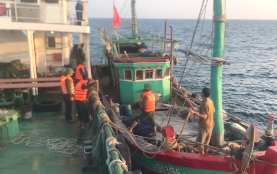 CBCS Đồn Biên phòng Bạch Long Vĩ tiếp cận, lai dắt tàu gặp nạn trên biển