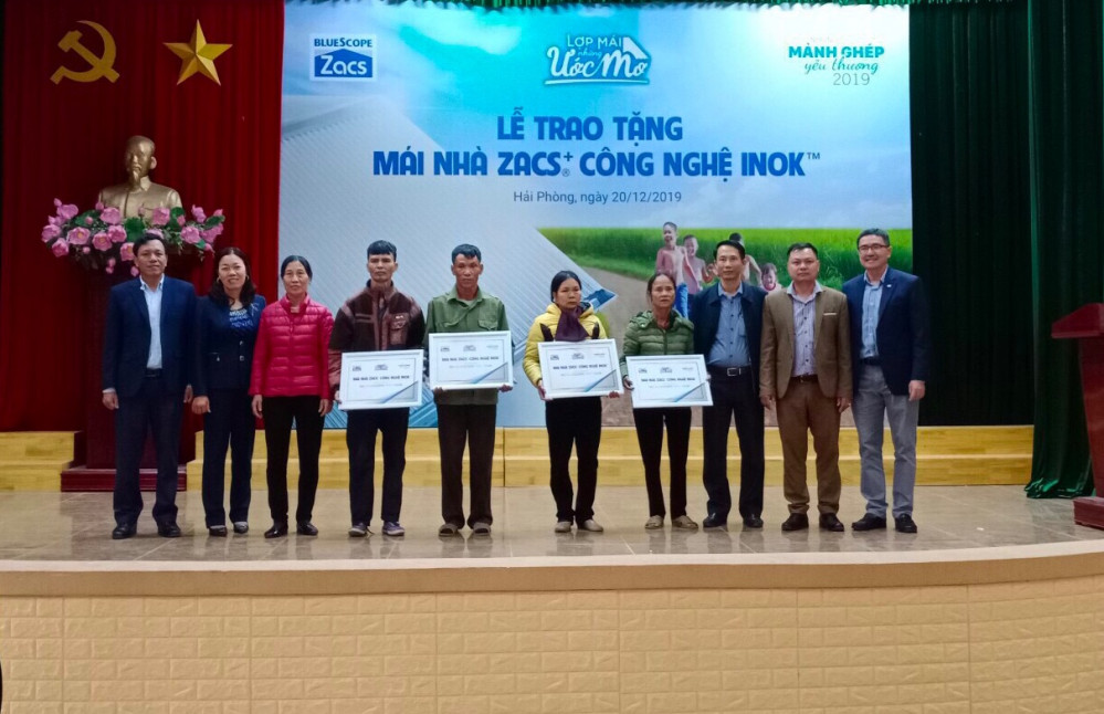 4 hộ gia đình khó khăn được tặng mái nhà tôn từ chương trình ''Mảnh ghép yêu thương'' 4 hộ gia đình khó khăn được tặng mái nhà tôn từ chương trình ''Mảnh ghép yêu thương''
