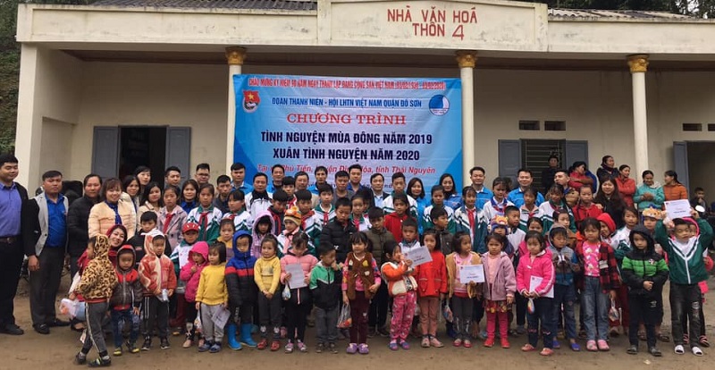 Đoàn công tác đã trao nhiều suất quà vô cùng ý nghĩa cho các em Qq88 https betamed sa com tại xã Phú Tiến