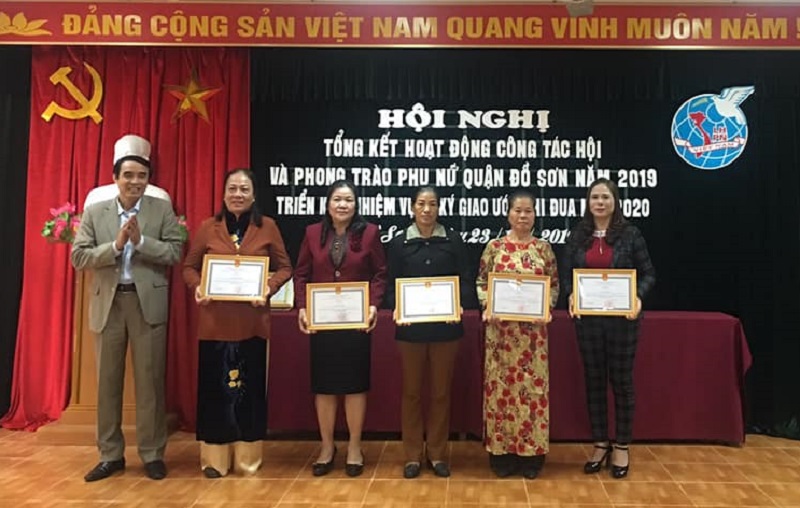Các tập thể, cá nhân được khen thưởng tại hội nghị