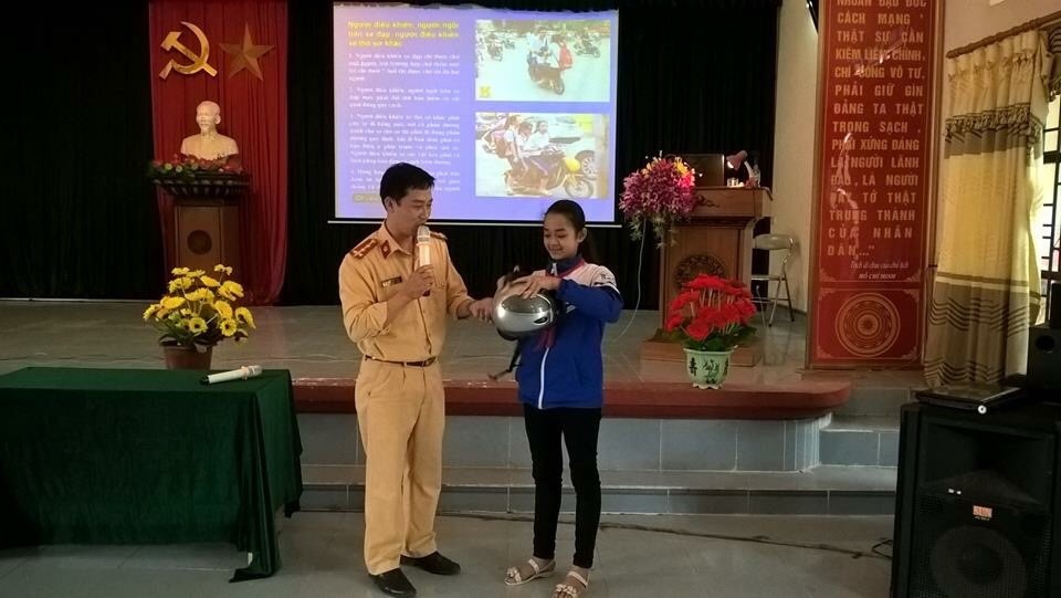 CBCS Đội CSGT.TT.113-CAH Kiến Thụy tuyên truyền luật giao thông cho các em Qq88 https betamed sa com trên địa bàn huyện