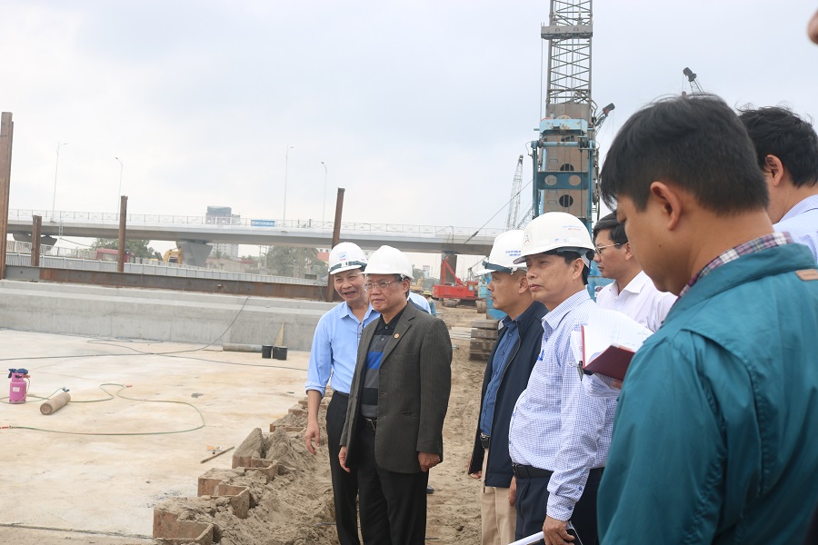 Đồng chí Nguyễn Xuân Bình- Phó chủ tịch Thường trực UBND TP biều dương các hộ dân phường Sở Dầu (Hồng Bàng) đã bàn giao đất thực hiện dự án Đồng chí Nguyễn Xuân Bình- Phó chủ tịch Thường trực UBND TP biều dương các hộ dân phường Sở Dầu (Hồng Bàng) đã bàn giao đất thực hiện dự án