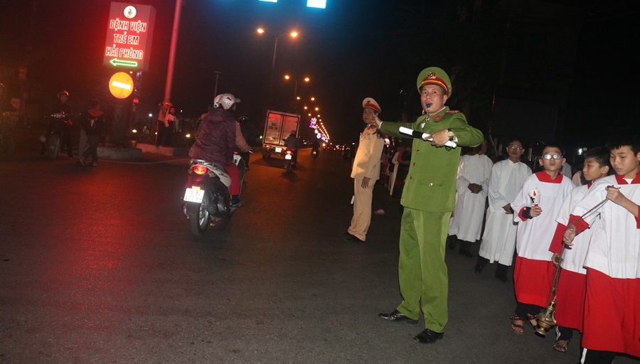 Lực lượng CAQ Kiến An điều tiết giao thông tại khu vực nhà thờ Lãm Hà (Kiến An) Lực lượng CAQ Kiến An điều tiết giao thông tại khu vực nhà thờ Lãm Hà (Kiến An)
