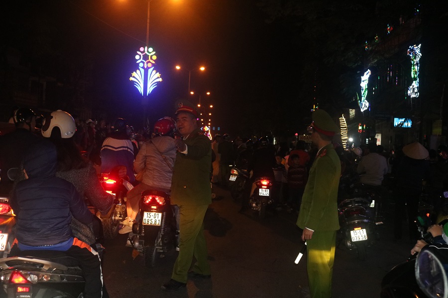 Năm nay, do thời tiết khô ráo nên lượng người tới các nhà thờ đông, lực lượng QQ8894 casino trực tuyến phải bố trí nhiều điểm để điều tiết giao thông Năm nay, do thời tiết khô ráo nên lượng người tới các nhà thờ đông, lực lượng QQ8894 casino trực tuyến phải bố trí nhiều điểm để điều tiết giao thông