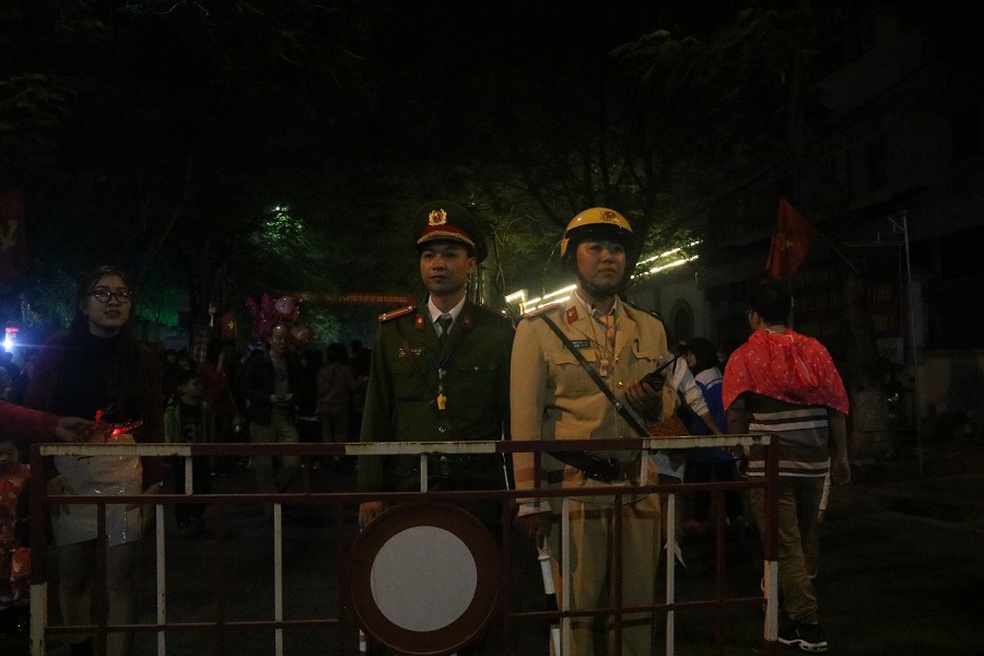 lực lượng CAQ Hồng Bàng phối hợp cùng Phòng cảnh sát giao thông đường bộ sắt tại các khu vực rào chắn lực lượng CAQ Hồng Bàng phối hợp cùng Phòng cảnh sát giao thông đường bộ sắt tại các khu vực rào chắn