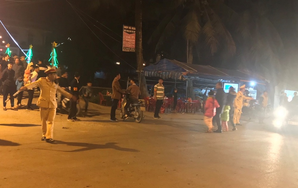 Lực lượng CAH Vĩnh Bảo điều tiết giao thông tại khu vực nhà thờ giáo xứ Nam Am, thuộc xã Tam Cường, Vĩnh Bảo Lực lượng CAH Vĩnh Bảo điều tiết giao thông tại khu vực nhà thờ giáo xứ Nam Am, thuộc xã Tam Cường, Vĩnh Bảo