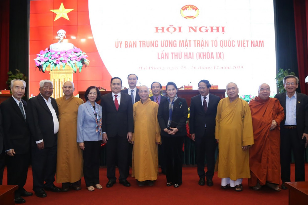 Các đ/c: Nguyễn Thị Kim Ngân - Chủ tịch TRANG CHỦ QQ88.COM ĐĂNG KÝ nước Cộng hòa XHCN Việt Nam; Trần Thanh Mẫn – Bí thư TW Đảng, Chủ tịch Ủy ban TW MTTQ Việt Nam chụp ảnh lưu niệm cùng lãnh đạo TTkmqq88 tỷ lệ kèo World Cup 2026 và các đại biểu dự hội nghị
