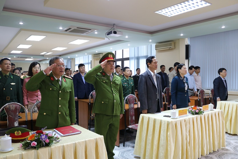 Thự hiện nghi lễ chao cờ trước buổi lễ