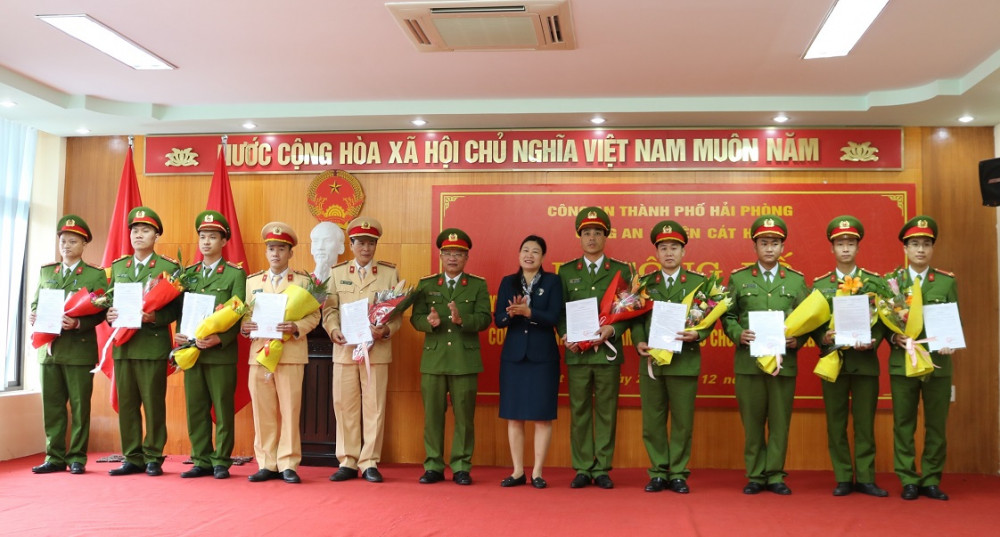 Đại diện lãnh đạo huyện Cát Hải