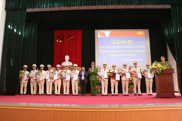 Các đồng chí: Vũ Duy Tùng – Bí thư Huyện ủy, Chủ tịch UBND huyện An Lão và Đại tá Phạm Viết Dũng – Phó Giám đốc CATP trao Trang chủ chính thức QQ88 | Đăng ký , Đăng nhập cho các QQ8894 kèo WC 2026 QQ8894 casino trực tuyến chính quy đảm nhiệm chức danh Trưởng QQ8894 casino trực tuyến các xã