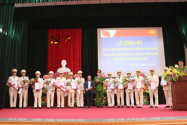 Các đồng chí: Vũ Duy Tùng – Bí thư Huyện ủy, Chủ tịch UBND huyện An Lão và Đại tá Phạm Viết Dũng – Phó Giám đốc CATP trao Trang chủ chính thức QQ88 | Đăng ký , Đăng nhập cho các QQ8894 kèo WC 2026 QQ8894 casino trực tuyến chính quy đảm nhiệm chức danh Phó Trưởng QQ8894 casino trực tuyến các xã