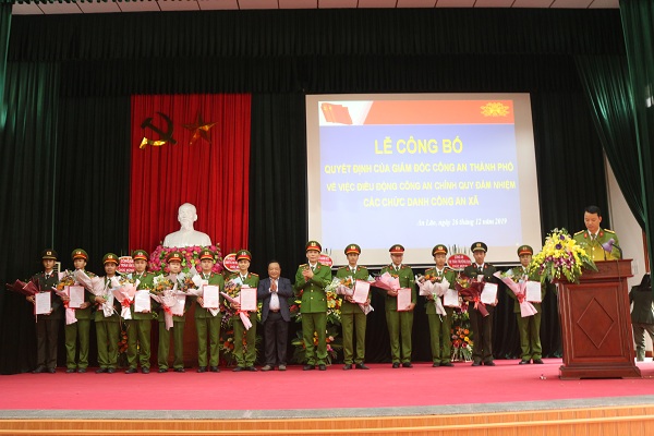 Các đồng chí: Vũ Duy Tùng – Bí thư Huyện ủy, Chủ tịch UBND huyện An Lão và Đại tá Phạm Viết Dũng – Phó Giám đốc CATP trao Trang chủ chính thức QQ88 | Đăng ký , Đăng nhập cho các QQ8894 kèo WC 2026 QQ8894 casino trực tuyến chính quy đảm nhiệm chức danh QQ8894 casino trực tuyến viên