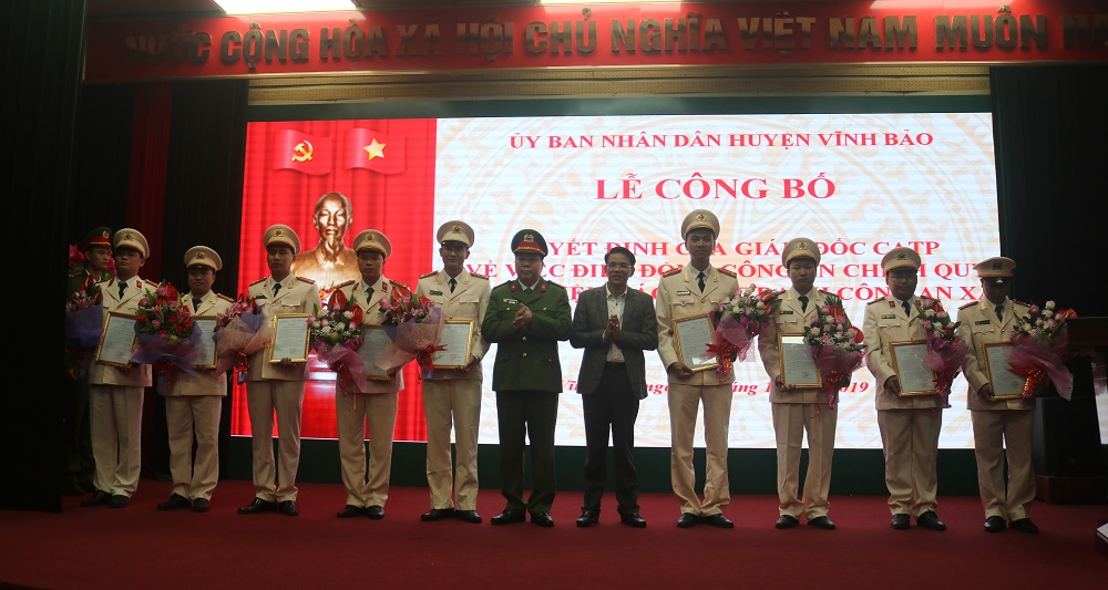Đồng chí Phạm Quốc Ka- Thành ủy viên, Bí thư Huyện ủy Vĩnh Bảo và đồng chí Bùi Trung Thành- Phó giám đốc CATP tặng hoa và Trang chủ chính thức QQ88 | Đăng ký , Đăng nhập điều QQ8894 kèo WC 2026 chiến sĩ Đồng chí Phạm Quốc Ka- Thành ủy viên, Bí thư Huyện ủy Vĩnh Bảo và đồng chí Bùi Trung Thành- Phó giám đốc CATP tặng hoa và Trang chủ chính thức QQ88 | Đăng ký , Đăng nhập điều QQ8894 kèo WC 2026 chiến sĩ