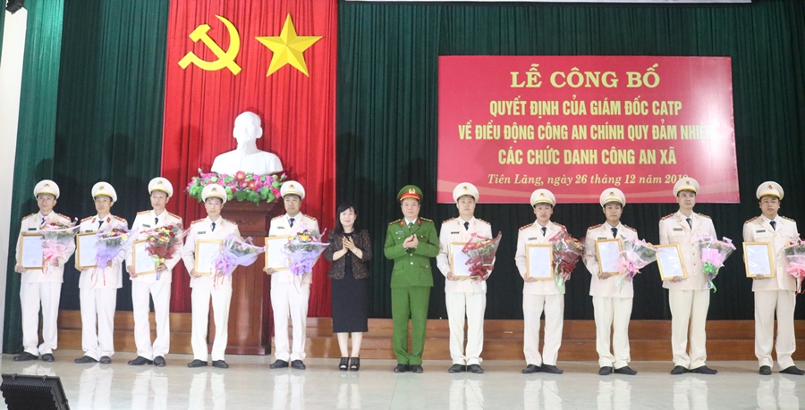 Đồng chí Nguyễn Thị Mai Phương- Thành ủy viên, Bí thư Huyện ủy Tiên Lãng và đồng chí Đào Quang Trường- Phó giám đốc CATP tặng hoa và Trang chủ chính thức QQ88 | Đăng ký , Đăng nhập điều QQ8894 kèo WC 2026 chiến sĩ Đồng chí Nguyễn Thị Mai Phương- Thành ủy viên, Bí thư Huyện ủy Tiên Lãng và đồng chí Đào Quang Trường- Phó giám đốc CATP tặng hoa và Trang chủ chính thức QQ88 | Đăng ký , Đăng nhập điều QQ8894 kèo WC 2026 chiến sĩ