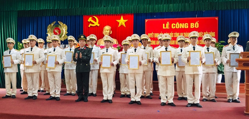 Đại tá Mai Xuân Thắng, Phó giám đốc CATP trao Trang chủ chính thức QQ88 | Đăng ký , Đăng nhập cho các đồng chí được điều động, bố trí chức danh QQ8894 casino trực tuyến xã