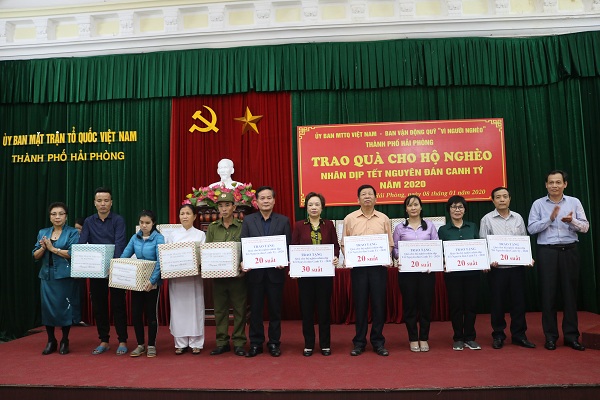 Đồng chí Đỗ Tràng Thành – Phó Chủ tịch Ủy ban MTTQ Việt Nam thành phố trao quà cho MTTQ Việt Nam các quận, huyện và các tổ chức hội