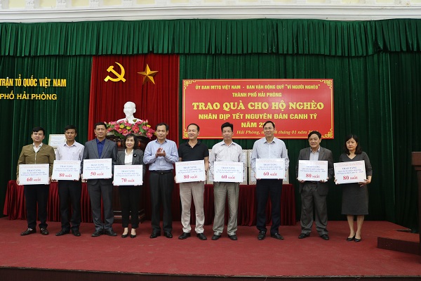 Đồng chí Đỗ Tràng Thành – Phó Chủ tịch Ủy ban MTTQ Việt Nam thành phố trao quà cho MTTQ Việt Nam các quận, huyện và các tổ chức hội