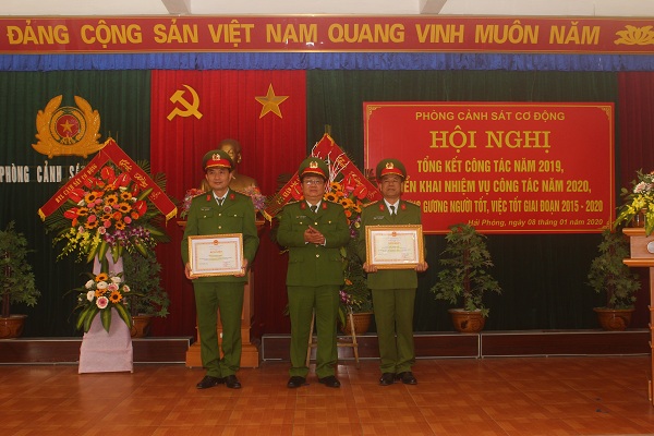 Đại tá Nguyễn Trọng Chí – Phó Tư lệnh Bộ Tư lệnh CSCĐ trao Bằng khen cho tập thể, cá nhân xuất sắc