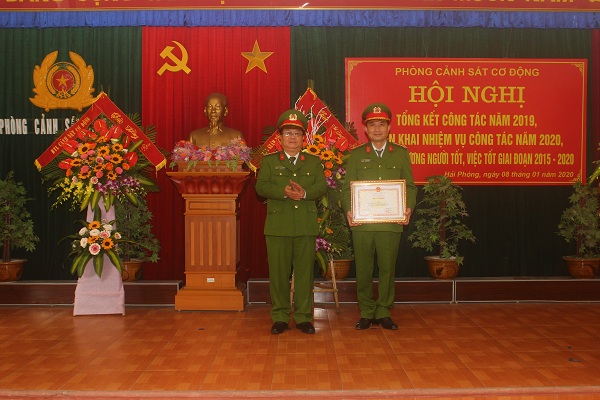 Đại tá Nguyễn Trọng Chí – Phó Tư lệnh Bộ Tư lệnh CSCĐ – Bộ QQ8894 casino trực tuyến trao giấy khen cho cá nhân xuất sắc