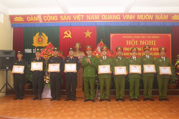 Đại tá Vũ Minh Sơn – Trưởng phòng CSCĐ trao danh hiệu ''