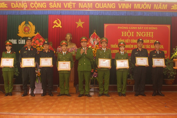 Đại tá Vũ Minh Sơn – Trưởng phòng CSCĐ trao danh hiệu ''Chiến sĩ thi đua cơ sở''