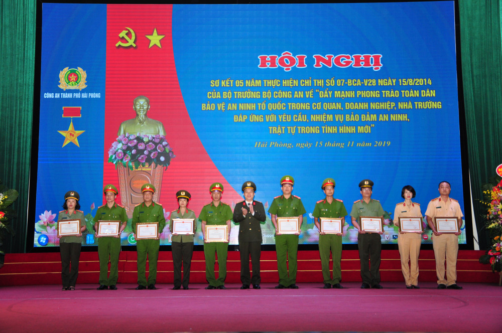 Thượng tá Lê Trung Sơn – Phó Giám đốc CATP thừa ủy quyền trao giấy khen của Giám đốc CATP cho các tập thể, cá nhân có thành tích xuất sắc tại hội nghị sơ kết 5 năm thực hiện Chị thị số 07 – BCA – V28