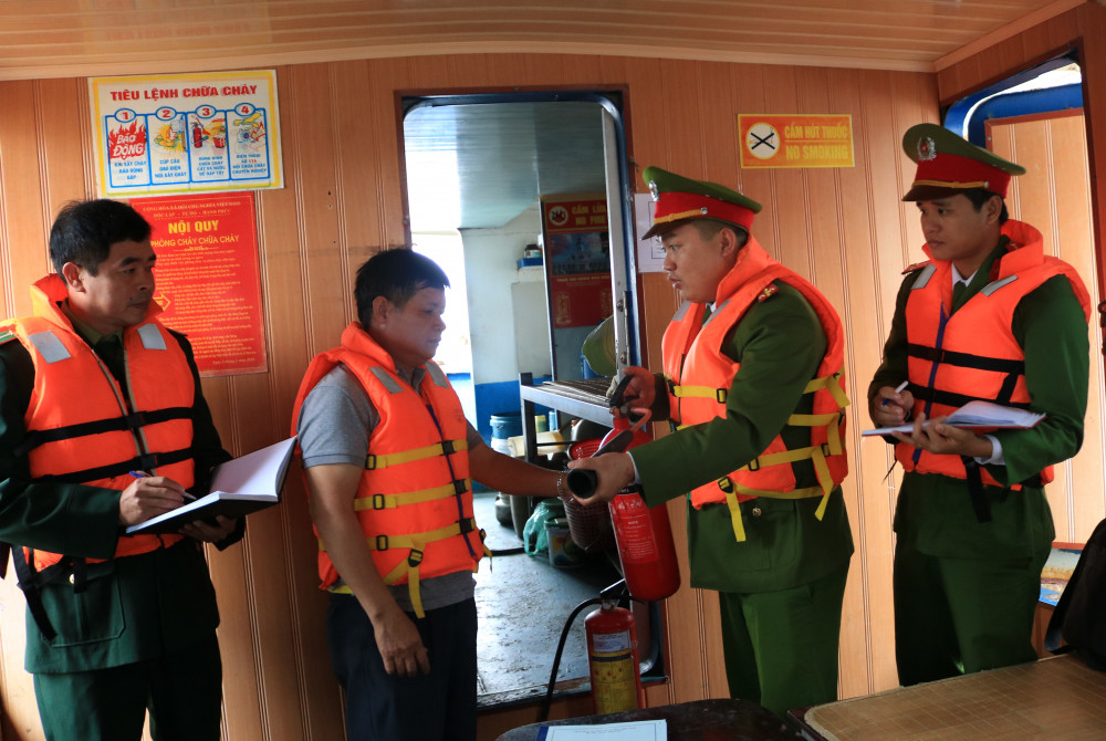 CBCS Đội Cảnh sát PCCC và CNCH - CAQ Đồ Sơn hướng dẫn các chủ phương tiện sử dụng các phương tiện PCCC tại chỗ