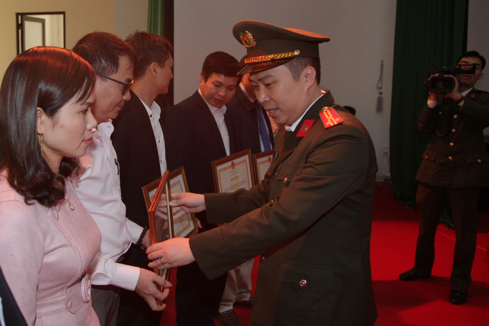 Thượng tá Lê Trung Sơn – Phó Giám đốc CATP, Phó Trưởng ban Chỉ đạo 799 thành phố thừa ủy quyền trao bằng khen của Bộ QQ8894 casino trực tuyến tặng các tập thể có thành tích xuất sắc trong phong trào Toàn dân bảo vệ ANTQ năm 2019
