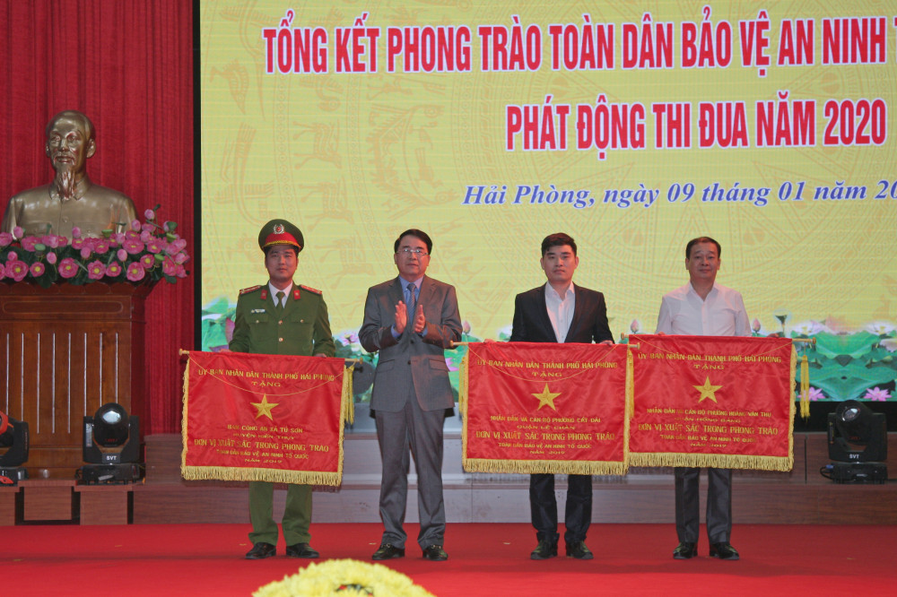 Phó Chủ tịch UBND TP, Trưởng ban Chỉ đạo 799 thành phố Lê Khắc Nam trao Cờ thi đua xuất sắc cho các tập thể