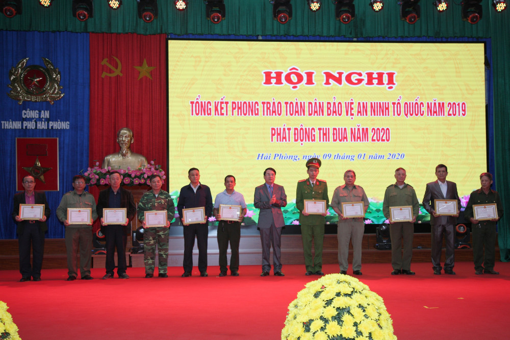 Phó Chủ tịch UBND TP, Trưởng ban Chỉ đạo 799 thành phố trao danh hiệu Đơn vị quyết thắng cho các đơn vị có thành tích xuất sắc