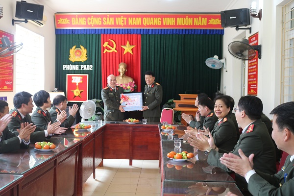 Đại tá Đào Quang Trường – Phó Giám đốc CATP làm trưởng đoàn đã có buổi đến thăm, chúc Tết CBCS phòng PA02