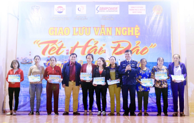 Thượng tá Lê Huy, Phó Chính ủy Bộ Tư lệnh vùng Cảnh sát biển 1 trao quà cho các gia đình chính sách trên huyện đảo Bạch Long Vĩ Thượng tá Lê Huy, Phó Chính ủy Bộ Tư lệnh vùng Cảnh sát biển 1 trao quà cho các gia đình chính sách trên huyện đảo Bạch Long Vĩ