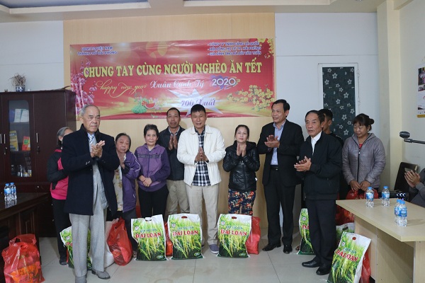 Phó Chủ tịch Ủy ban MTTQ Việt Nam thành phố Đỗ Tràng Thành và ông Lê Quốc Hùng – Giám đốc Cty TNHH Lê Quốc, đại diện Hội đồng họ Lê trao quà Tết cho hộ nghèo trên địa bàn Hồng Bàng
