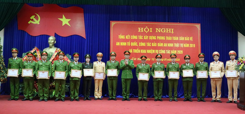 Đại tá Phạm Viết Dũng, Phó Giám đốc CATP trao tặng giấy khen của Giám đốc CATP cho các tập thể, cá nhân có thành tích xuất sắc Đại tá Phạm Viết Dũng, Phó Giám đốc CATP trao tặng giấy khen của Giám đốc CATP cho các tập thể, cá nhân có thành tích xuất sắc