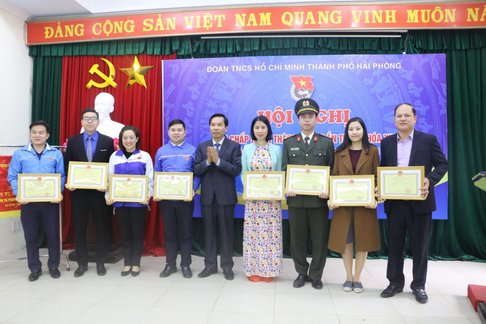Chủ tịch Ủy ban MTTQ Việt Nam TP – Cao Xuân Liên trao Bằng khen của Chủ tịch UBND TP cho các đơn vị xuất sắc