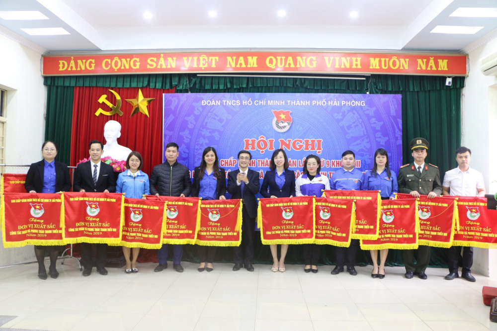 Bí thư Thành đoàn Đào Phú Thùy Dương tặng Cờ thi đua cho các đơn vị xuất sắc