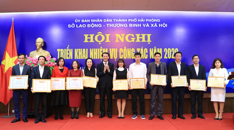 Đồng chí Bùi Đức Quang - Phó Chủ tịch HĐND thành phố trao bằng khen của Chủ tịch UBND thành phố cho các tập thể, cá nhân