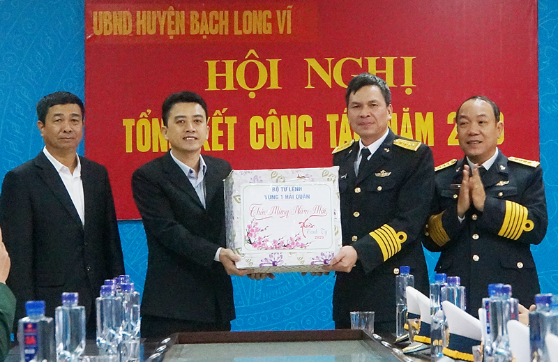 Lãnh đạo Bộ Tư lệnh Vùng 1 Hải quân trao quà Tết tặng UBND huyện đảo Bạch Long Vĩ Lãnh đạo Bộ Tư lệnh Vùng 1 Hải quân trao quà Tết tặng UBND huyện đảo Bạch Long Vĩ