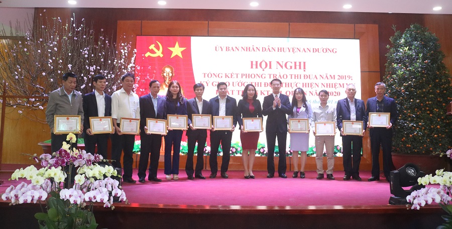 Đồng chí Bùi Đức Quang- Phó Chủ tịch HĐND thành phố trao thưởng cho các tập thể có thành tích xuất sắc trong Đồng chí Bùi Đức Quang- Phó Chủ tịch HĐND thành phố trao thưởng cho các tập thể có thành tích xuất sắc trong