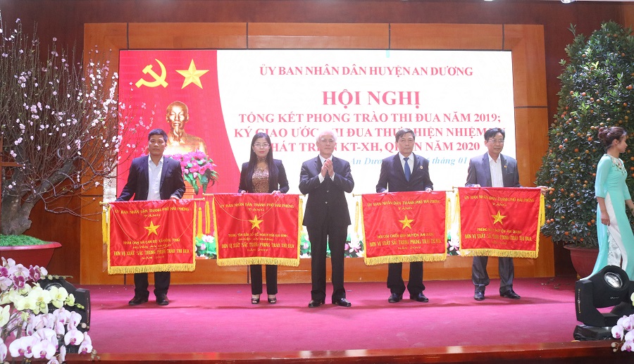 Đồng chí Nguyễn Đình Chuyến- Phó Chủ tịch UBND TP trao cờ thi đua các đơn vị Đồng chí Nguyễn Đình Chuyến- Phó Chủ tịch UBND TP trao cờ thi đua các đơn vị